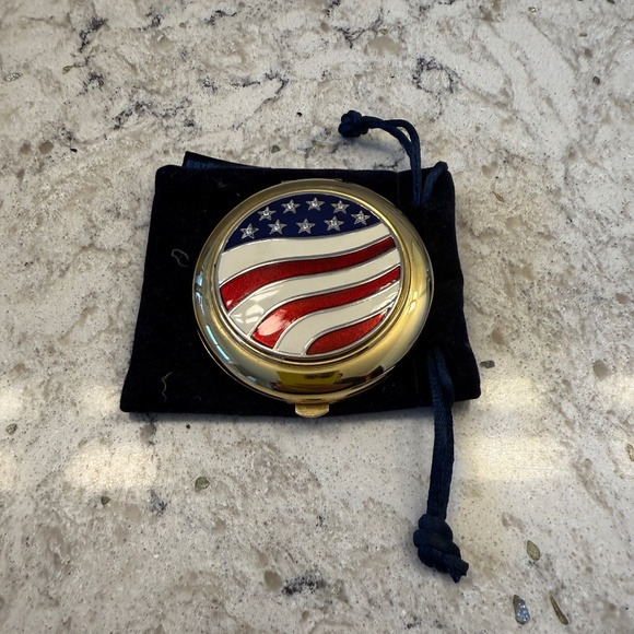 Vintage Estée Lauder Pressed Powder American Flag Compact - Picture 1 of 9
